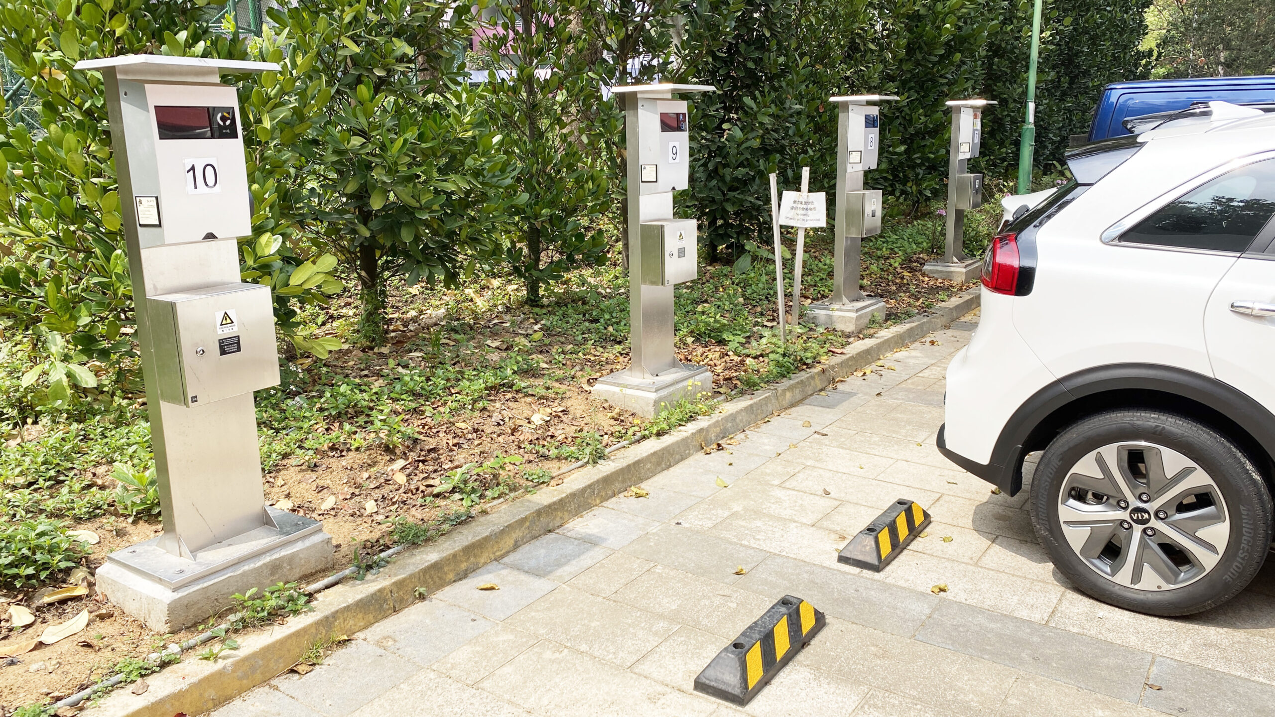TechApple – 於公共停車場、商場、公共康樂設施及偏遠地區增設約400個電動車充電站